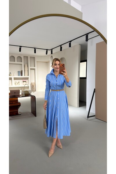 Sezgi Tekin Ριγέ μπλε φόρεμα πουκάμισο με κοψίματα σε σχήμα καμπάνας