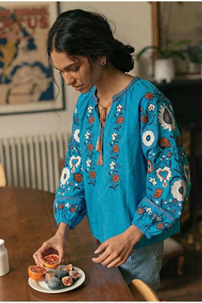 FEMELLE Γυναικεία ανοιχτό μπλε βαμβακερή μπλούζα με φούντες στο γιακά, ελαστι...