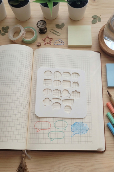 Karmelom Studio Χάρακας με στένσιλ για μπαλόνια ομιλίας