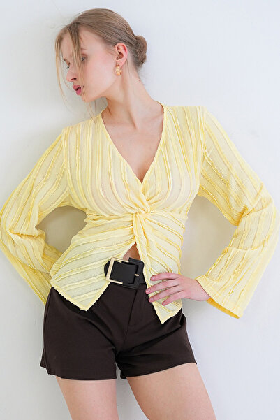 Trend Alaçatı Stili Κίτρινη υφασμάτινη μπλούζα με λαιμόκοψη V και λεπτομέρεια...