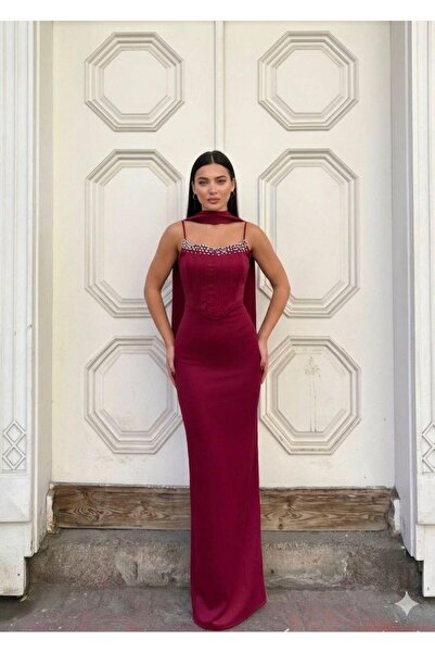 Modafeminen Βραδινό φόρεμα με ελαστικό ύφασμα και κεντημένο με πέτρες φουλάρι...