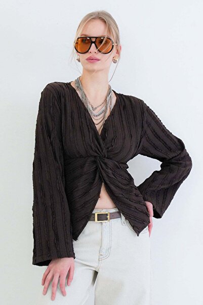 Trend Alaçatı Stili Καφέ μπλούζα με λαιμόκοψη V και λεπτομέρεια βολάν από ύφα...