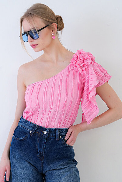 Trend Alaçatı Stili Ροζ μπλούζα με λεπτομέρεια στον έναν ώμο