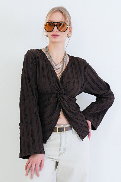 Trend Alaçatı Stili Καφέ μπλούζα με λαιμόκοψη V και λεπτομέρεια βολάν από ύφασμα