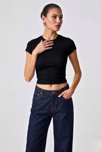 GUARAZ Women's Stretchy Fabric Body-Fitting Black Slim Fit Crew Neck Basic T-Shirt