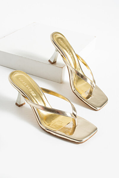 diclepolat Γυναικείες χρυσές παντόφλες με λεπτό λουράκι και τακούνι Vela