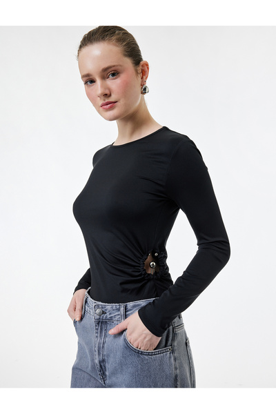 Koton εφαρμοστό Μακρυμάνικο μπλουζάκι με λαιμόκοψη με μεταλλικά αξεσουάρ