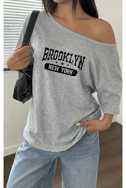 FUFLUNS Γυναικείο μπλουζάκι με στάμπα Μπρούκλιν, με λαιμόκοψη καγιάκ, σε μεγά...