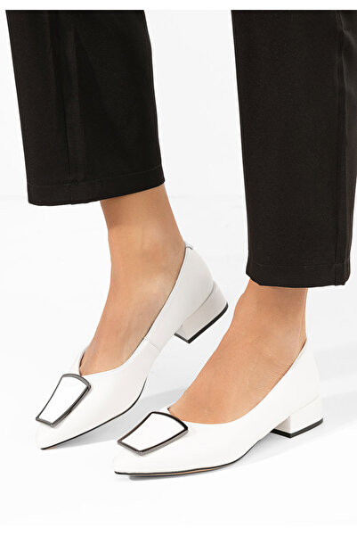 B T Shoes Γόβες με χαμηλό τακούνι Darila λευκά