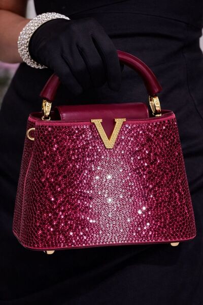 mothers dream مجموعة حقائب فاخرة بمقابض كريستالية على شكل حرف V