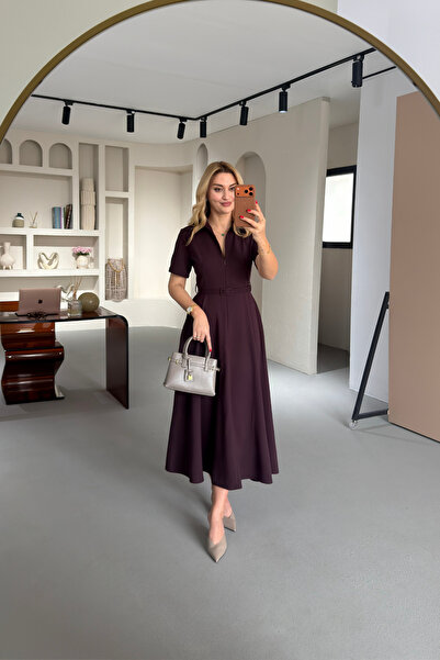 Sezgi Tekin Φόρεμα με ζώνη και λεπτομέρεια φερμουάρ σε χρώμα δαμασκηνί