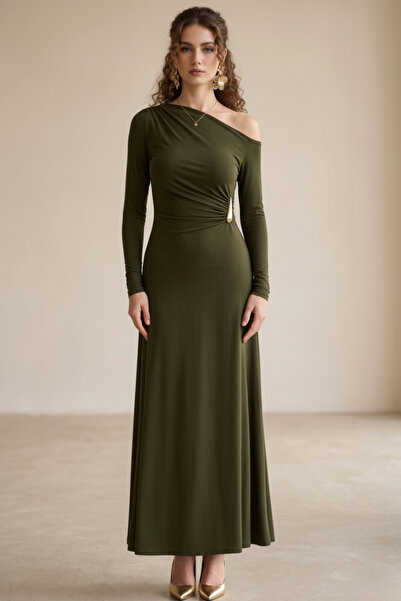 royal prime Μακρύ βραδινό φόρεμα με μονό ώμο και λεπτομέρεια με αγκράφα