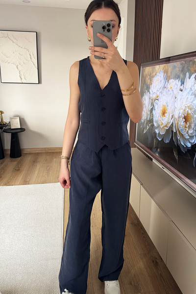 İlayda Toprak Σετ υφασμάτινο κοστούμι από τένσελ, παντελόνι και γιλέκο σε μπλ...