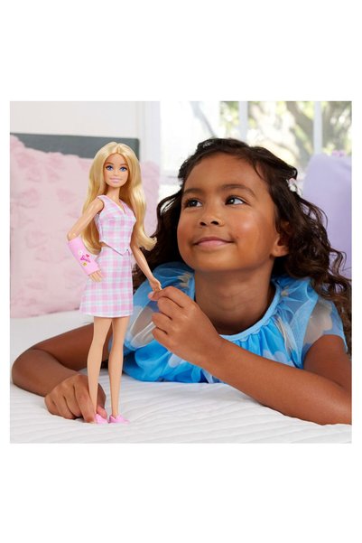 Barbie Pembe Kareli Elbiseli Fashionistas Bebeği JJN56