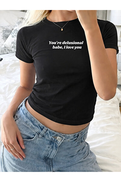 Gofeel تي شيرت قصير مطبوع عليه You're Delusional Babe باللون الأسود مع حزام