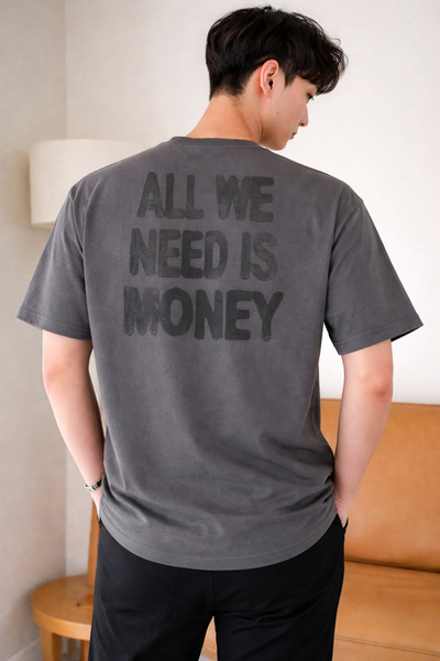 Tarz Cool Ανδρικό μπλουζάκι oversize με στάμπα  "All We Need Is Money " με γρ...