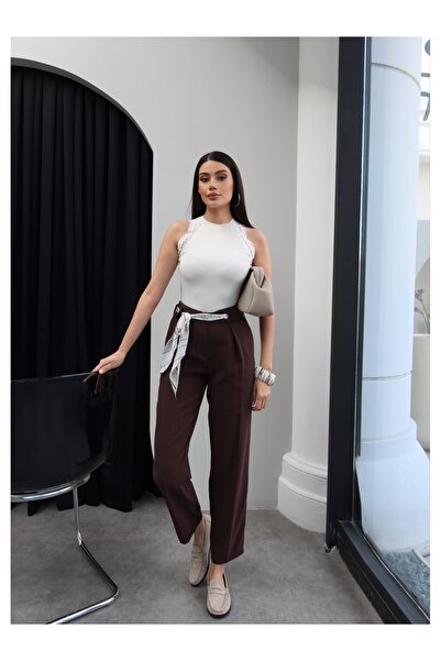 ESRAHELVACI Παντελόνι καρότο με ζώνη και φουλάρι