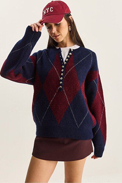 Hiccup LUCCI Knitted sweater with round collar and button closure