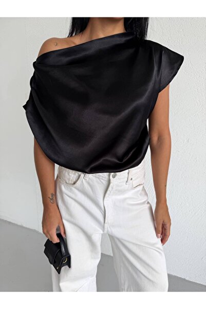 QUTTA Γυναικεία μαύρη μπλούζα με κοντό μανίκι και σατέν υφή