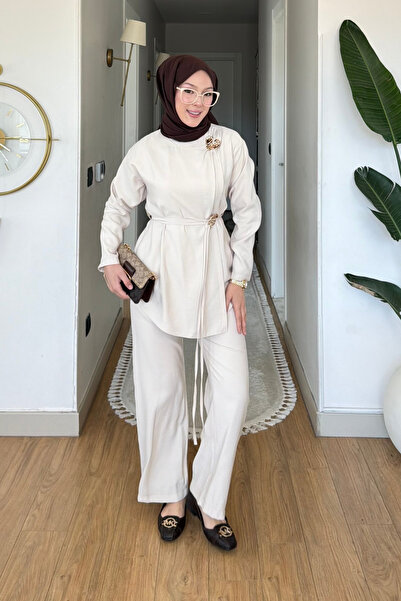 Tesettür Diyarı Ardila Modal Kumaş Yandan Bağlamalı Broşlu Tesettür Takım- Krem