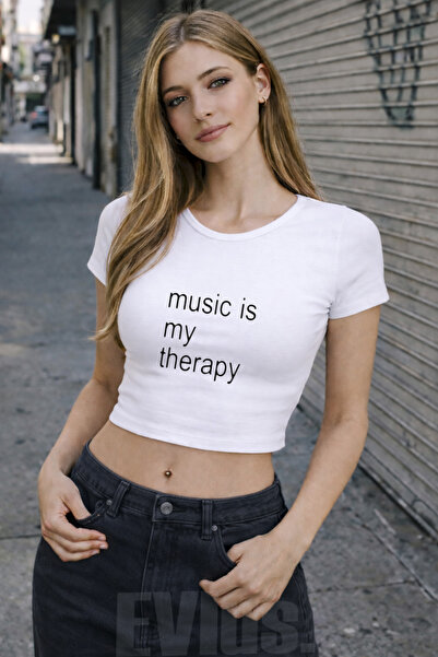 EVIus Η γυναικεία μου μουσική είναι η θεραπεία μου - Τυπωμένο μπλουζάκι crop