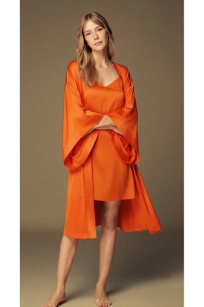 BONJOUR MADAME Σατέν κοντό νυχτικό με λαιμόκοψη V και σετ ρόμπας BM-1529