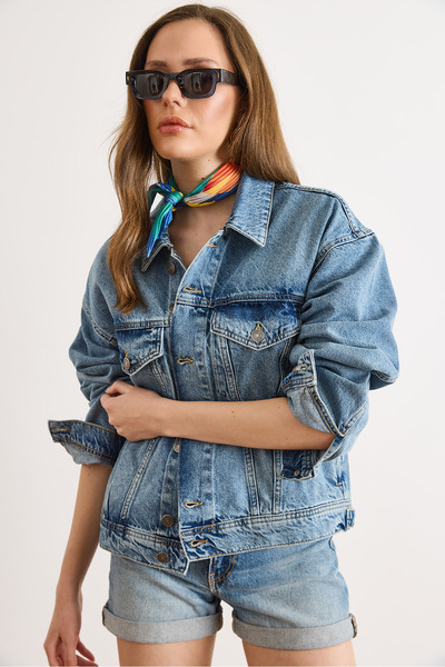 Olalook Women's Blue Appliqué Denim Jacket Ckt-19000526