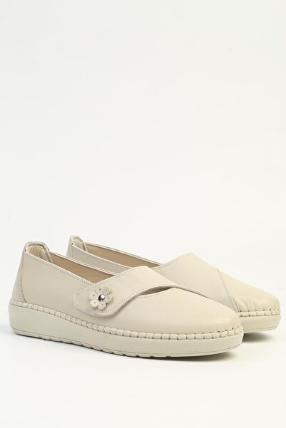 Pierre Cardin حذاء باليرينا نسائي باللون البيج PC-55716