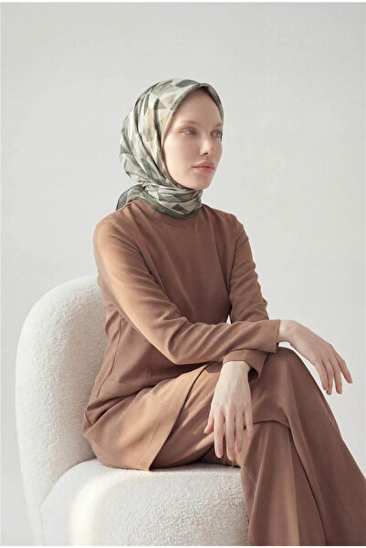 Silk Home Λαμπερό υφασμένο κασκόλ σε πράσινο της ελιάς με γεωμετρικό σχέδιο σ...