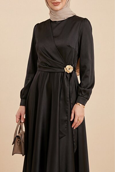 Modamorfo Σατέν βραδινό φόρεμα με δετή πλαϊνή πόρπη στη μέση - μαύρο