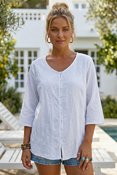 Chiccy Λευκή μπλούζα με λαιμόκοψη V, 3/4 μανίκια, με κουμπιά, κεντημένη, βαμβ...