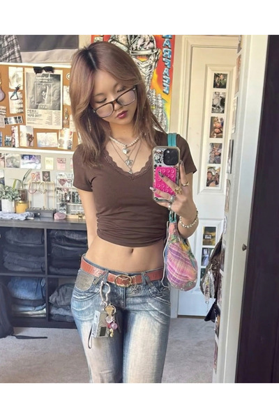 Toum Γυναικείο μπλουζάκι Y2K καφέ με λαιμόκοψη V και δαντέλα