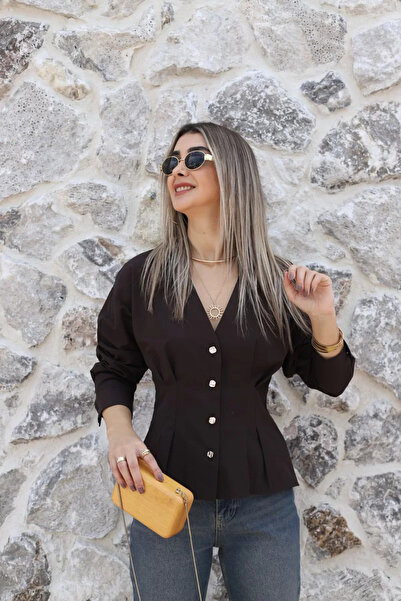 bytugcekaya Καφέ πουκάμισο με χρυσά κουμπιά και πλισέ σχέδιο