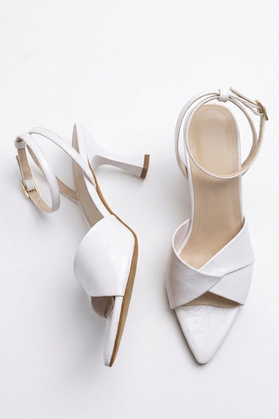 Papuckurdu Λευκά γυναικεία βραδινά παπούτσια με λεπτό τακούνι από λουστρίνι μ...