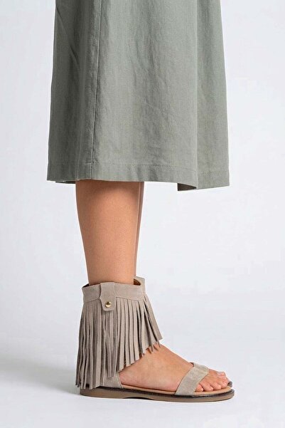 Beety 26BY169.26668 Γυναικεία ίσια σανδάλια με φούντες βιζόν