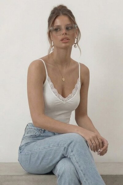 VAGGON بلوزة بياقة على شكل حرف V مع تفاصيل من الدانتيل وحزام رفيع