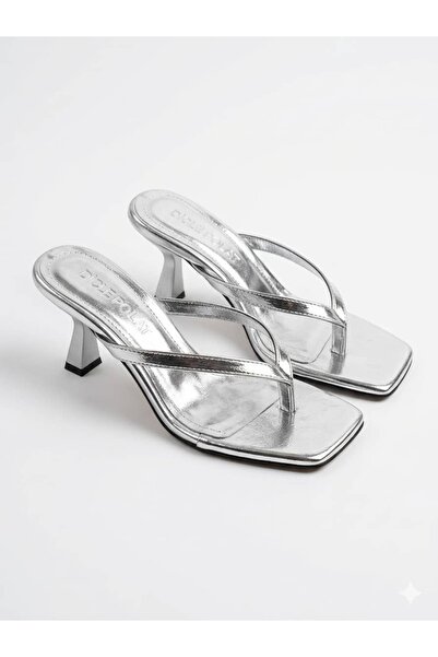 diclepolat Γυναικείες ασημένιες παντόφλες με λεπτό λουράκι και τακούνι Vela