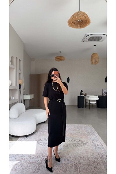 Buket Teke Μαύρο δερμάτινο φόρεμα μοντάλ με χρυσή λεπτομέρεια αξεσουάρ