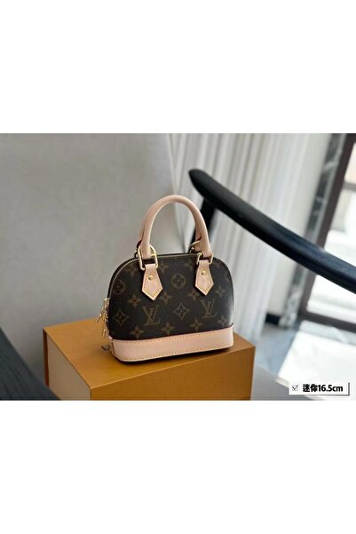 Generic Luxury Shoulder Bag with Accessories