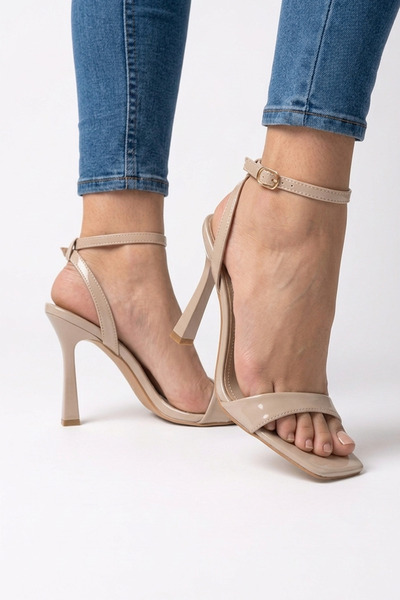 LUVETTO Δερμάτινα λουστρίνια σανδάλια με τετράγωνα δάχτυλα και λουράκι στον α...