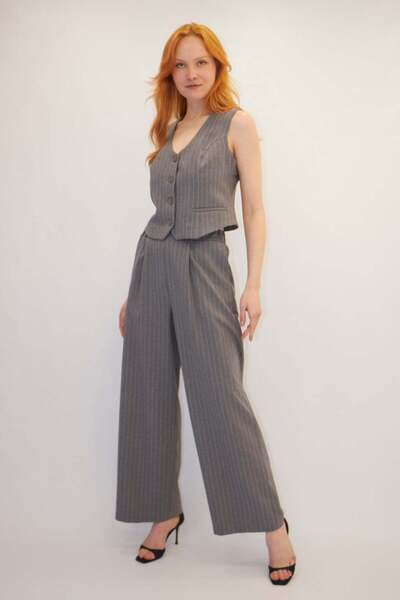 ONNO PRIVE Vest with Stripe Detail Suit in Gray