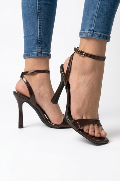 LUVETTO Καφέ λουστρίνι με τετράγωνη μύτη και λουράκι στον αστράγαλο, σανδάλια...