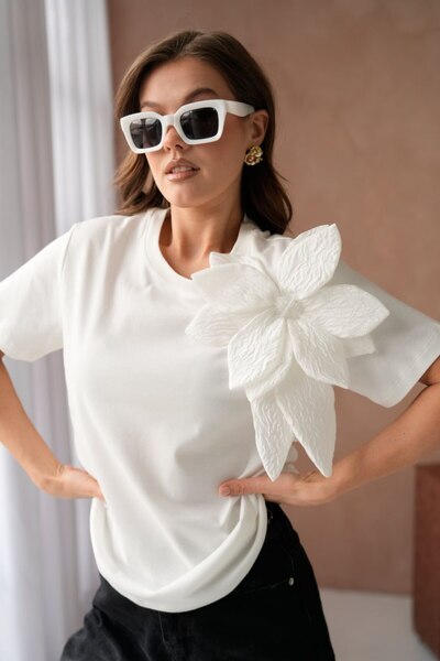 ROBAS Basic T-Shirt με αξεσουάρ τριαντάφυλλου