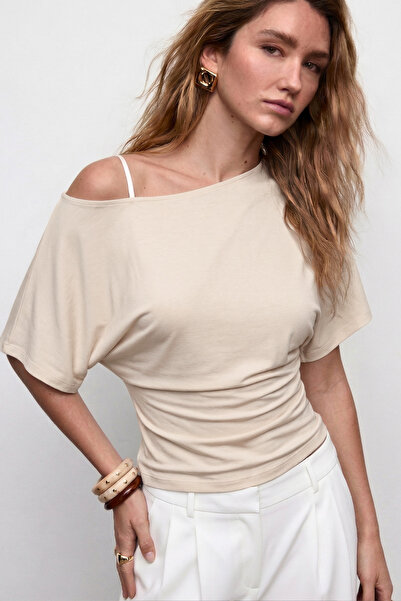 VODENS Μπεζ ασύμμετρη μπλούζα με μανίκια νυχτερίδα από 97% βαμβάκι