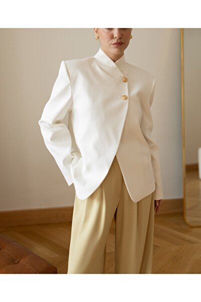 Lavanta Tekstil Ασύμμετρο κομμένο μπουφάν με χρυσές λεπτομέρειες στα κουμπιά