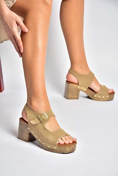 Fox Shoes Y996793502 Γυναικεία παπούτσια με χοντρό τακούνι σε μπεζ σουέντ