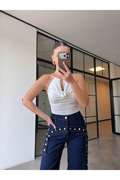 BB Bensu Buyruk Ολόσωμο κορμάκι εκρού με αξεσουάρ χρυσού δαχτυλιδιού