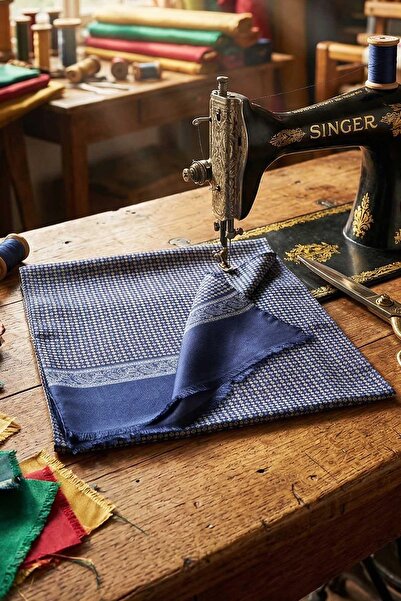 Kravatkolik Γραβάτα Ascot από ιταλικό μετάξι σε σκούρο μπλε χρώμα με μικρό σχ...