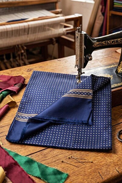 Kravatkolik Γραβάτα Ascot από ιταλικό μετάξι σε σκούρο μπλε χρώμα με μικρό σχ...