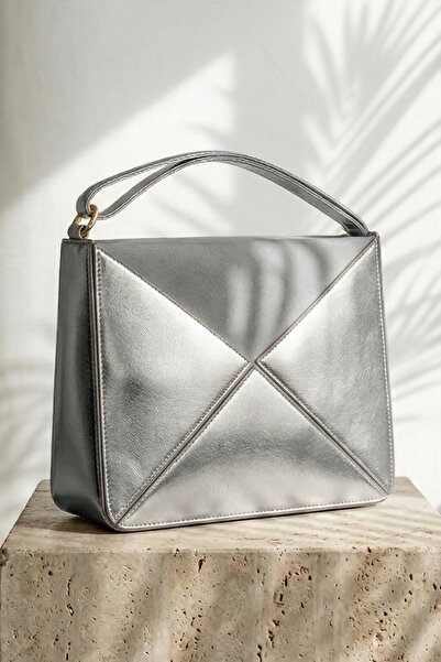 InStyle Ασημένια τσάντα χειρός και ώμου με διπλωμένο τρίγωνο σχέδιο